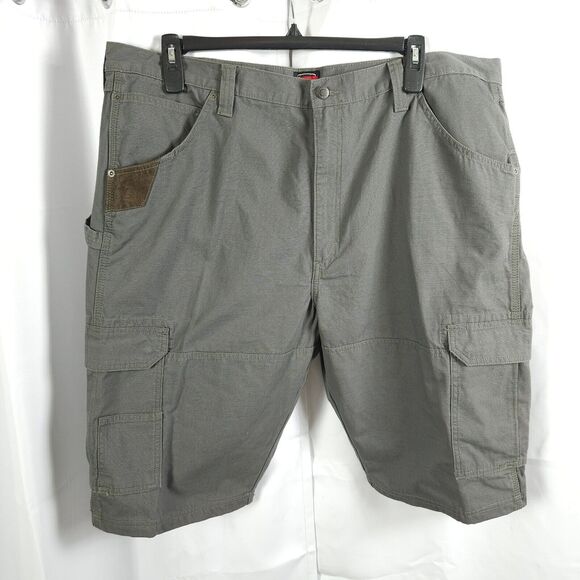 NWT Wrangler Men's 44 Gray Cargo Carpenter Relaxed Fit Knee Length Shorts - Picture 1 of 7